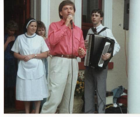 Daniel O'Donnell singing with Michael Coyne